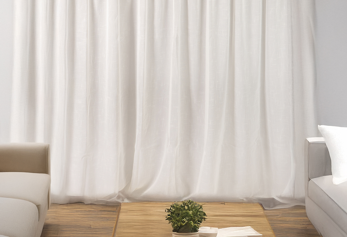 Απεικονίζεται η κουρτίνα Hemithea by Praktiker κρεμασμένη σε ένα μαύρο κουρτινόξυλο.